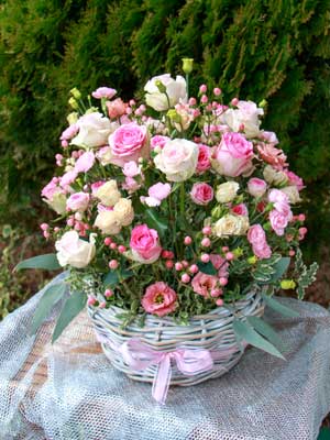 Romantischer Blumengesteck, Blumenkorb mit rosa Rosen in Niddatal