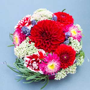 Blumengesteck aus roten Dahlien für die Tischdekoration Nidderau Niddatal Karben