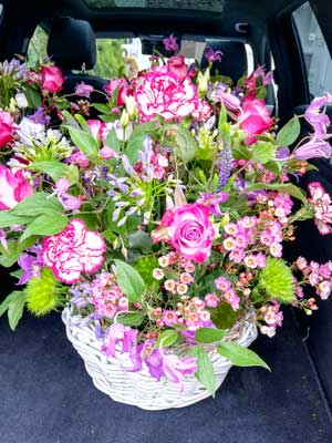Blumengesteck, Blumenkorb mit pink Rosen, blauen Hyazinthen in Bruchköbel