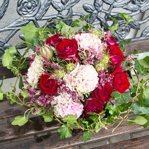 Blumenstrauß mit roten Rosen und rosa Nelken Blumenlieferungen in Nidderau, Niddatal, Karben, Bruchköbel, Schöneck
