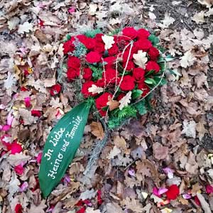 Trauergesteck Blumenherz aus roten Rosen für Waldbestattung in Nidderau-Eichen