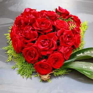 Trauergesteck Blumenherz aus roten Rosen für Waldbestattung in Nidderau-Eichen