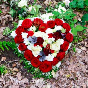 Trauergesteck Blumenherz aus roten Rosen für Beerdigung in Karben