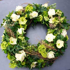 Winterlicher Trauergesteck Blumenkranz Trauerkranz mit Christrosen und weißen Rosen für Waldbestattung in Nidderau-Eichen