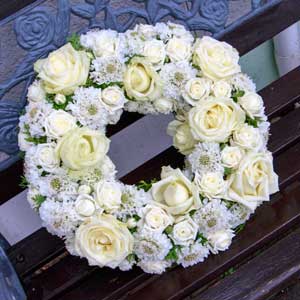 Trauergesteck Blumenkranz Trauerkranz aus weißen Rosen für Beerdigung in Niddatal-Kaichen