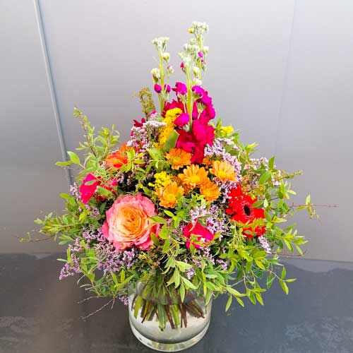 Moderner Blumenstrauß mit Rosen, Gerbera, Levkoje für Blumenlieferungen in Nidderau, Niddatal, Karben, Bruchköbel, Schöneck