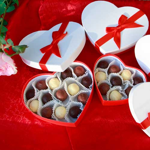 Pralinen in einer Herzform-Pralinenschachtel für Valentinstag oder als Geburtstagsgeschenk, Muttertagsgeschenk in Nidderau